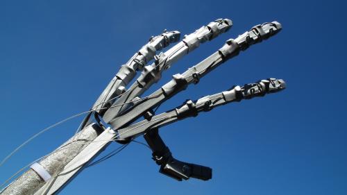 Рука робота - гуманоида